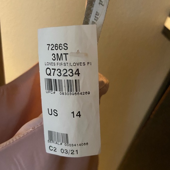 Fun spring dress, never been worn only fitted for a bridal shoot. - Picture 6 of 7